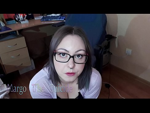 ❤️ Сэксуальная дзяўчына ў акулярах глыбока адсмоктвае фалаімітатар на камеру Сэкс-відэа у нас ❌️❤