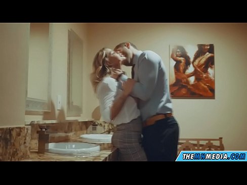 ❤️ Калі грудастая бландынка спакушае цябе ў грамадскім туалете Сэкс-відэа у нас ❌️❤
